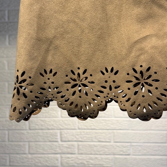 Hollister Mini Skirt Tan A Line Scalloped Hem Floral Cutout Size 0 - Picture 2 of 4